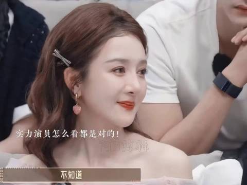 她当初曼娘的一个动作够内娱学一辈子的了,她应该在评委席