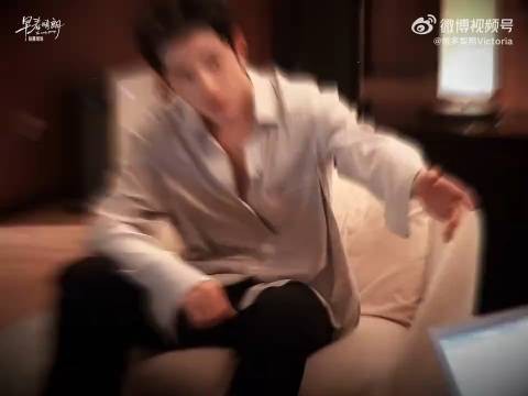 早春晴朗井柏然俯身靠近孙千，玩头发变正经开会瞬间