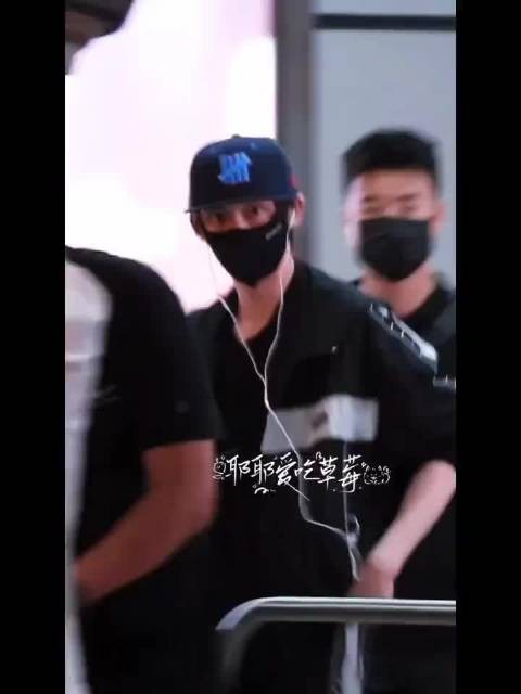 丁程鑫边走边提裤子，真实可爱反差萌