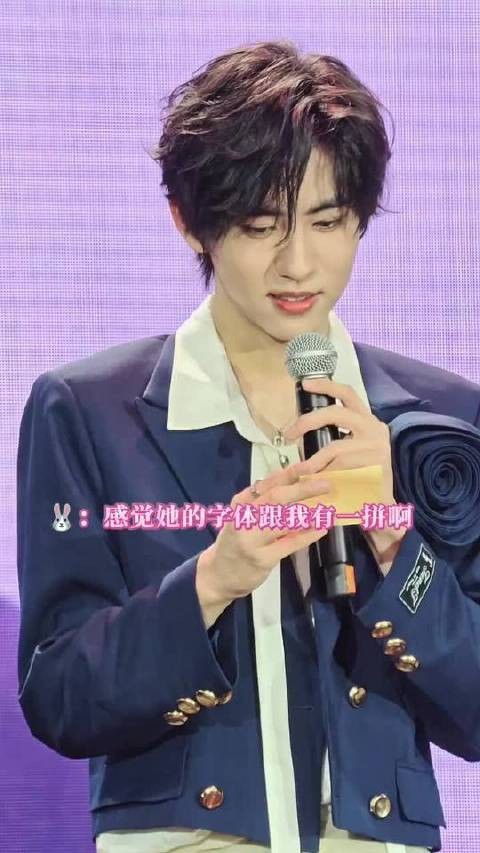 刘轩丞的字迹萌翻了，跟泰国朋友手写的中文有得一拼，笑死