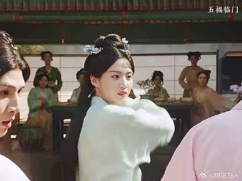 男扮女装偷窥女眷结果被打惨了快来追新剧五福临门