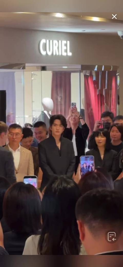张新成今日活动，冷脸清冷笑容治愈，自带故事感学长