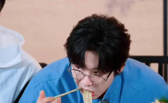 刘宇宁舞台沉稳有张力,综艺化身憨憨喜剧人