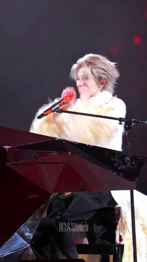 还以为华晨宇演唱会亲亲环节是那种kiss