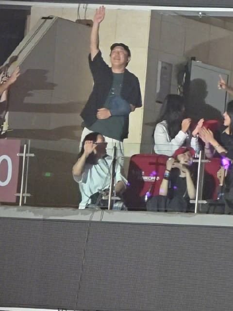 黄渤手骨折还去了那英演唱会