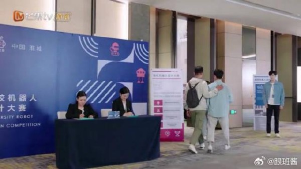 心机女不想丁羡去见周斯越,看见丁羡包落车上,立刻让司机开走