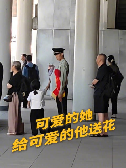 不期而遇的美好!可爱的她给可爱的他送花
