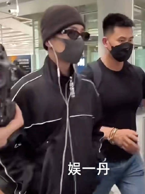 肖战好酷上这么高的电梯竟然不扶扶手,是不是不太安全啊!