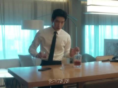 栾念白衬衫黑领带动作一气呵成