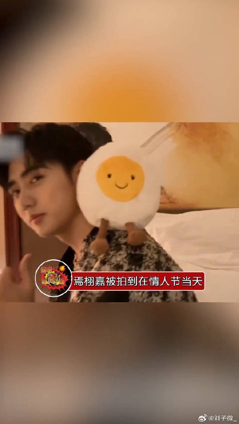 焉栩嘉情人节被拍带女生回家,两人穿情侣装
