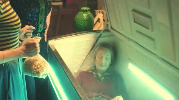 大孙女把去世的外婆放进冰柜,鸡肉饺子排骨埋葬老人