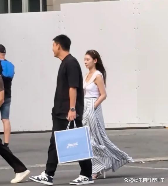 汪小菲夫妇身在瑞士，专程给孩子带回衣物。玥儿穿搭从优衣库换成Prada、jacadi高端童装