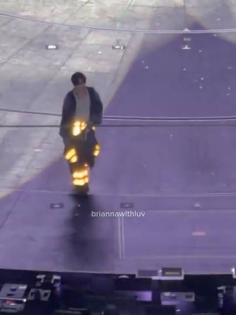 哈哈柾国这条反光裤子,让他看起来就像一只小小的萤火虫 /briannawithluv