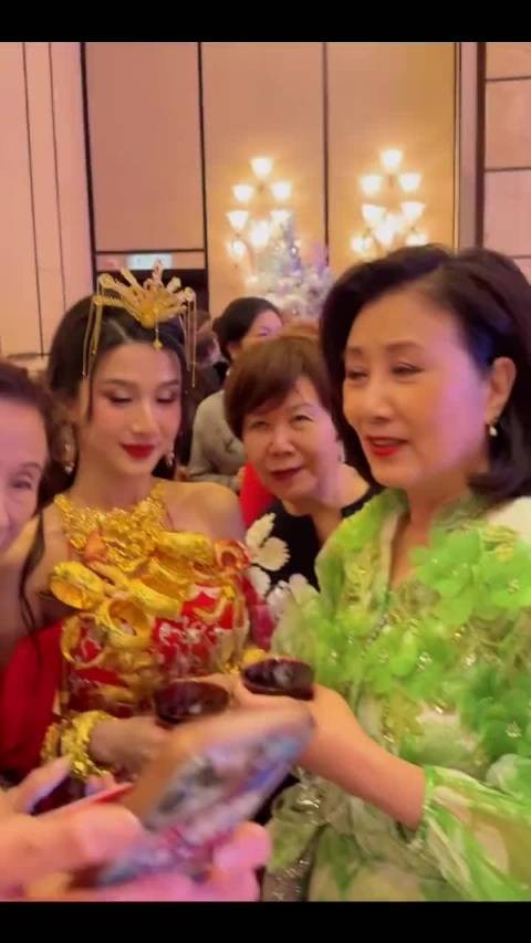 阿姐好靓!绿色衣服真漂亮啊!