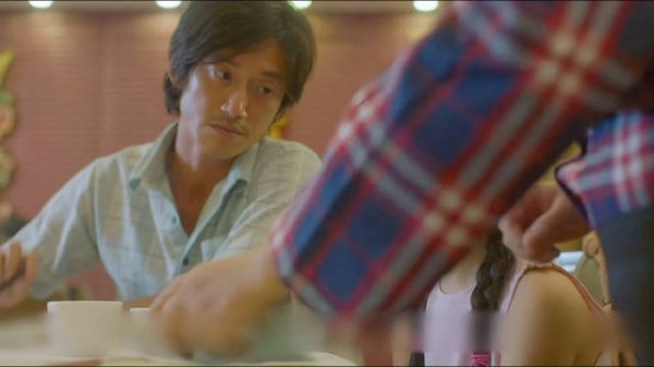 少年热忱照料女孩，体贴反成争执导火索
