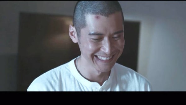 阿妹勇敢面对偏见,坚守自我接纳缺憾