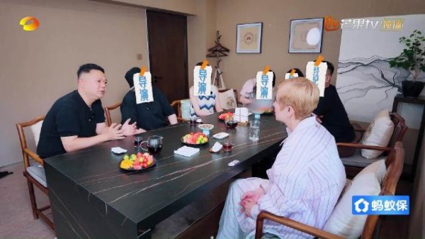 吴君如称赞邓为、王星越小鲜肉外形OK