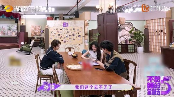 蓝白水手服和海岛简直绝配,少年感拉满,综艺镜头太出片
