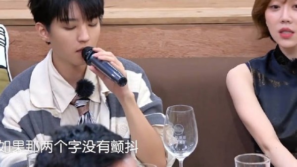 小凯在中餐厅收官唱了《十年》,上一次唱还是在无边界演唱会,好感动
