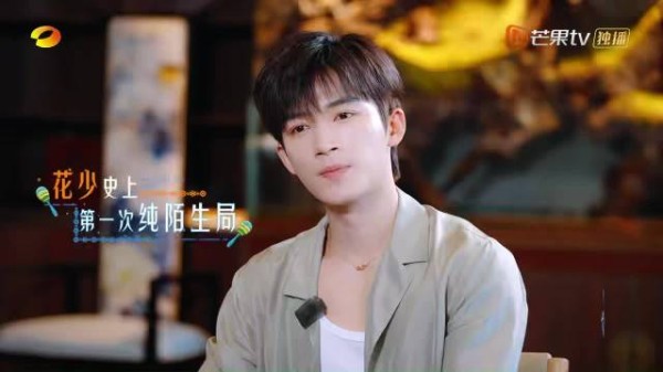 殷桃笑与不笑判若两人，冷脸难接近笑容甜