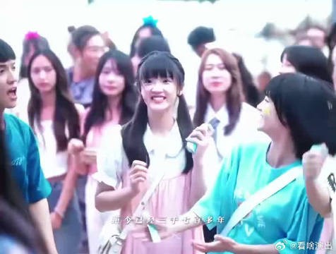 海浪当伴奏,周翊然演唱《普通朋友》,把歌里的细腻心事唱出来