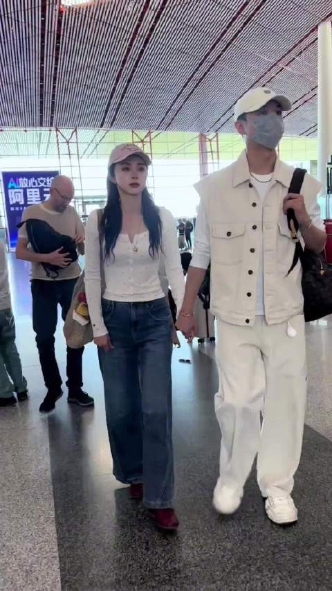 董璇张维伊十指紧扣走机场获认可