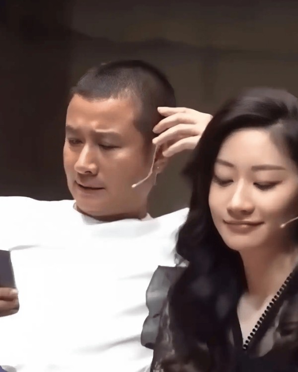 文章和女友凤莉一起看话剧,感情非常稳定,在一起三年了