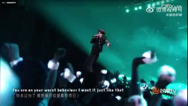 很难不被戳中，练习室简简单单，因为两位哥哥配合，直接拥有小型 live 既视感