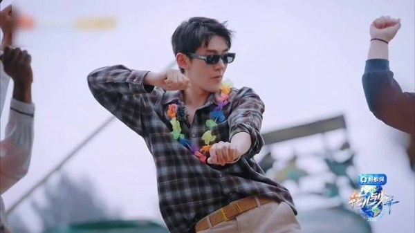 邓为在花少8里好活泼啊哈哈哈哈，好适配那个“隔壁来了个正太很会扭腰”