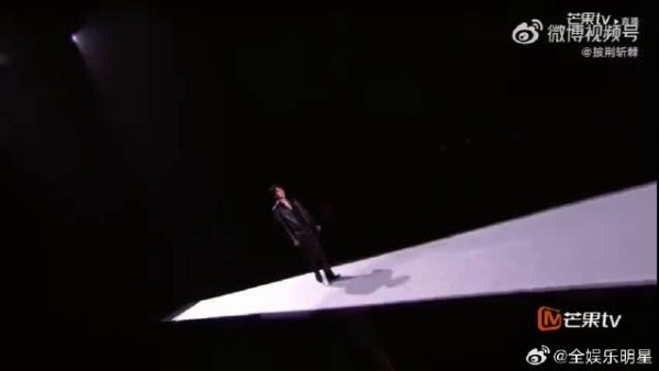 张彬彬专业气氛组捧场,王传君掌镜记录配合满分