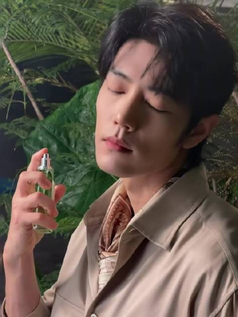 肖战丛林小王子,对着脖子喷香水,太太太诱人了 肖战