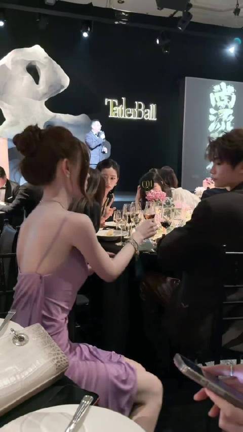 丁禹兮晚宴喝酒主动放低酒杯，还托对方杯底真的好细节！