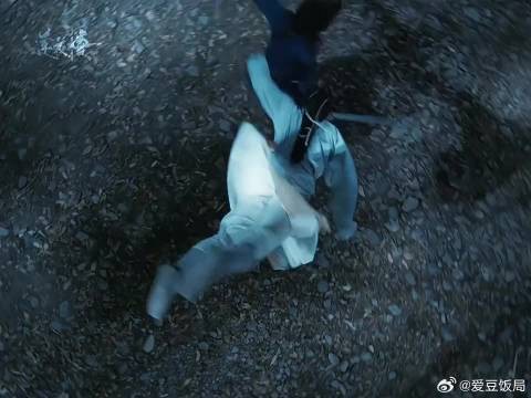 一人一脚，踹进莲络人的心巴！