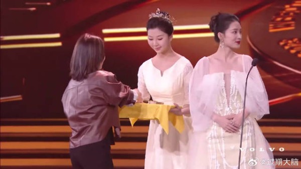 34岁李沁台上领奖,摄影故意关掉美颜,真实颜值秒暴露丨微光盛典