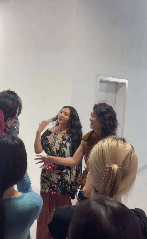 阿朵朱丹后台安慰陈若轩，拍肩鼓励