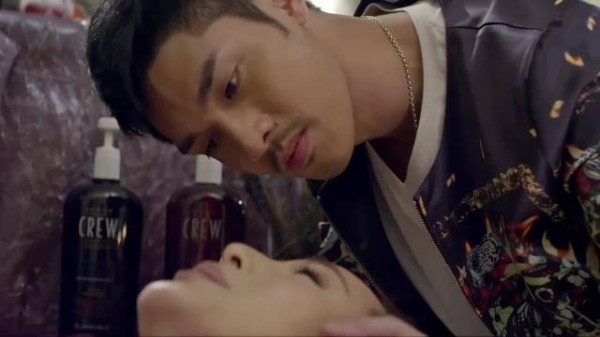穷小伙酒馆与见刚离婚的亿万富婆,就此命运彻底改变