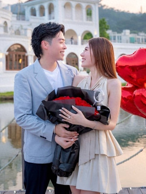 恭喜！TVB港姐亚军王菲突然宣布订婚，唱片公司太子爷湖中央求婚