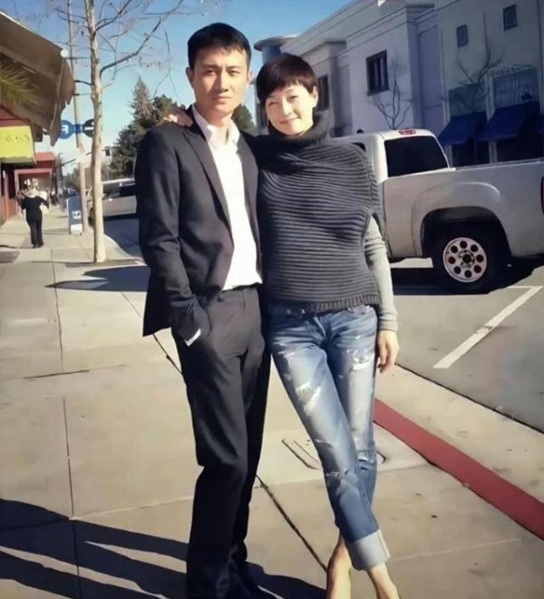 藏了三年的恋情终于藏不住了,文章和凤莉一直爱得很低调,话剧舞台结缘的爱情真香