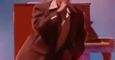 王赫野开嗓氛围感十足，肢体动作秒变汤姆猫