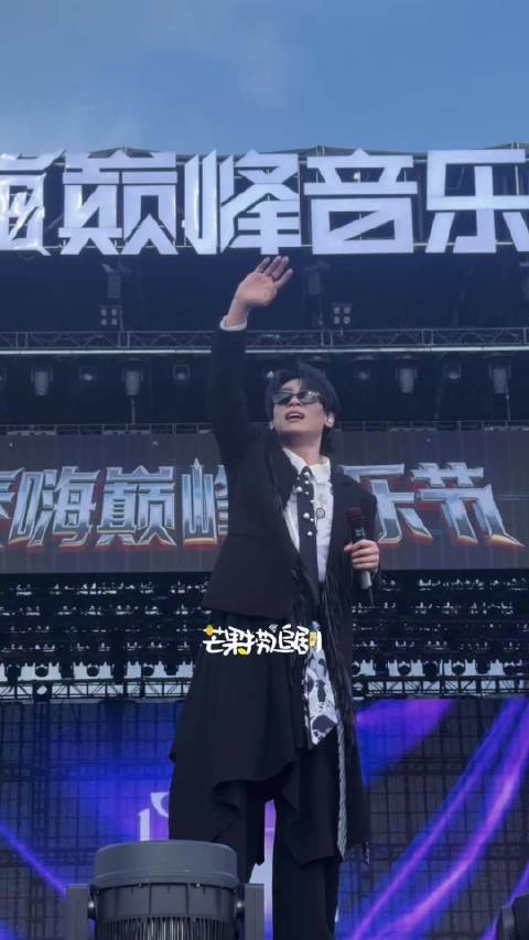 高精力人群!一上台门尼就在各种打招呼饭撒哈哈哈哈