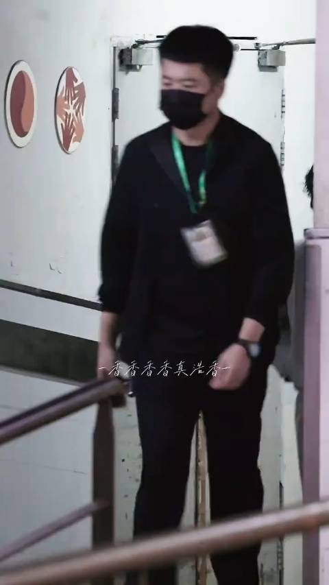 严浩翔等待开播，小猫视角喝水乖巧可爱