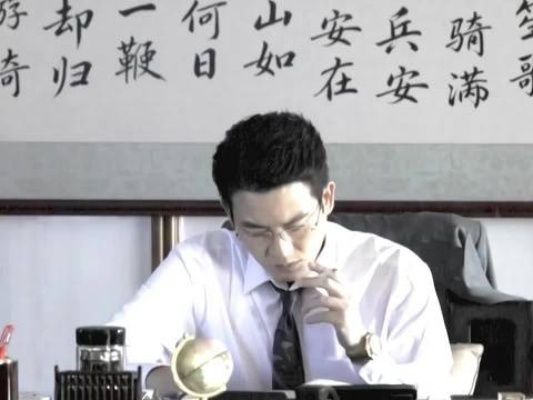 欧豪电梯遇大妈,一句话被震慑冒冷汗