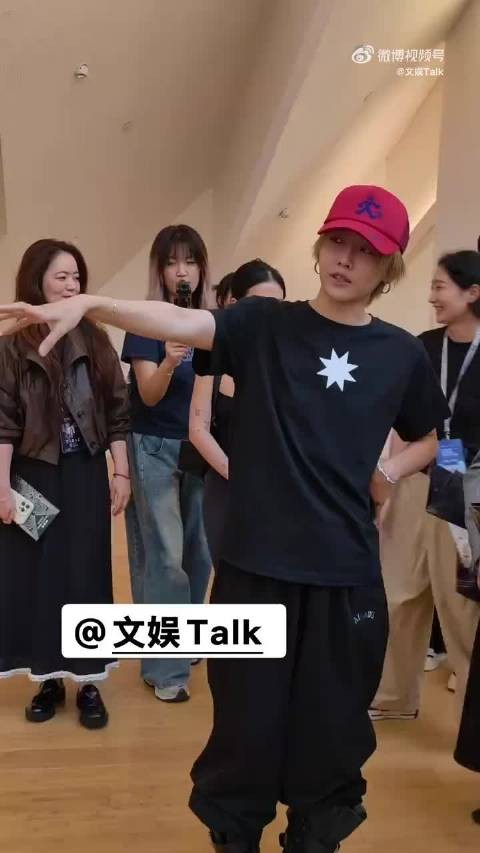 刘雨昕线下状态好绝 沉浸式逛展交流，素颜依旧能打
