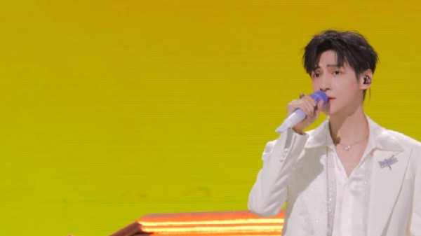 罗云熙超级夏晚舞台全程 连唱三首歌曲《笑红尘+云与海+新一天》舞台 好好听!