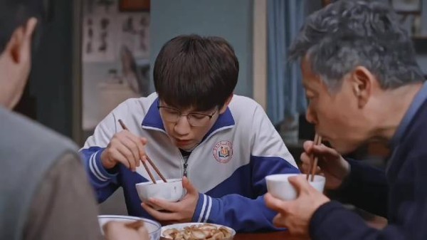终究不是亲生的，曹东方肉眼可见的偏心