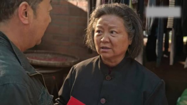 奶奶（陈卫饰）空降，强势又重男轻女，打破了一家人原有的生活习惯