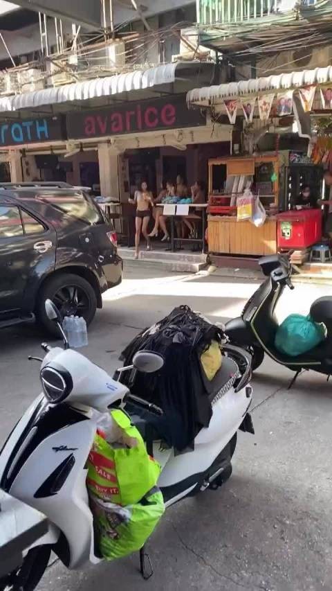 美国大兵在芭提雅玩嗨,都把女人裙子套身上