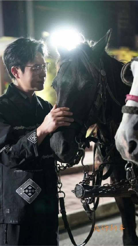 张颂文塞尔维亚与马同框，做最洒脱的自由灵魂