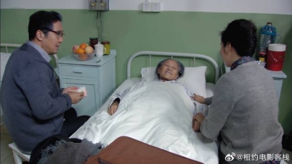 婆婆脑出血晕倒,文丽一个人背去医院,没她这次就悬了