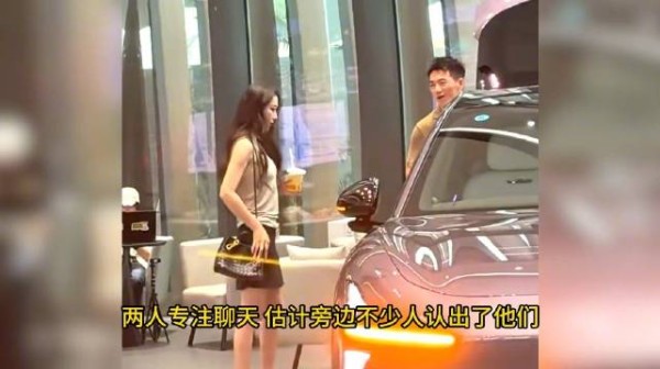 张馨予背4万的包包，陪老公看15万元国产车，眼里没有委屈只有爱